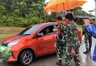 Bagikan takjil gratis di perbatasan 