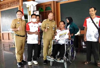 Pemberian tali asih kepada atlit disabilitas berprestasi