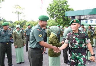 Dandim 0802/Ponorogo Letkol Inf Hirta Juni Adriansyah memberikan ucapan selamat kenaikan pangkat prajuritnya 