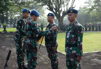 Danlanud Husein Sastranegara Kolonel Pnb Ardi Syahri menyematkan kenaikan pangkat prajuritnya 