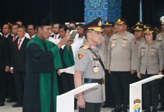 Brigjen Pol Akhmad Yusep Gunawan saat dilantik menjadi Wakapolda Jatim, Senin (3/4)