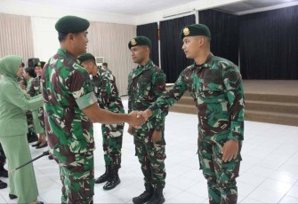 Danmenarmed 2 Kostrad Kolonel Arm Joko Setiyo Kurniawan saat memberikan ucapan selamat kenaikan pangkat prajuritnya 