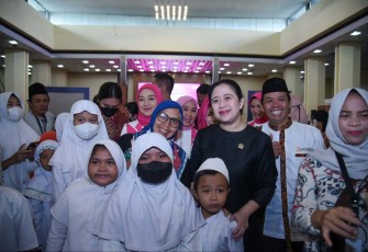 Puan Maharani bersama anak-anak yatim piatu