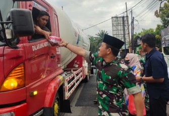 Dandim 1409/Gowa Letkol Inf Muhamad Isnaeni bagikan takjil gratis 
