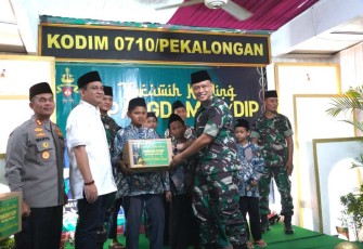 Danrem 071/Wijayakusuma Kolonel Inf. Yudha Airlangga saat memberikan santunan 