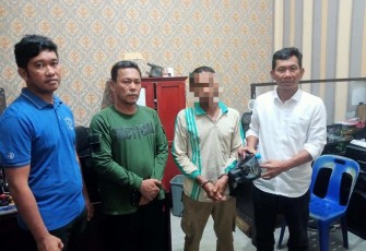 Tersangka pengedar narkoba KAL (52) no 2 dari kanan