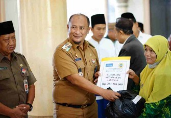 Pj Bupati Pati saat memberikan bantuan keuangan