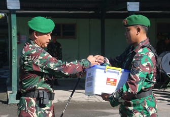 Dandim 0803/Madiun Letkol Inf Meina Helmi saat memberikan bingkisan lebaran 
