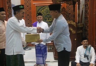 Dandim 0803/Madiun Letkol Inf Meina Helmi (kanan) saat memberikan santunan