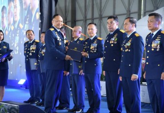 Danlanud Iswahjudi Marsekal Pertama TNI Irwan Pramuda saat menerima penghargaan dari Kasau