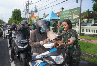 Korem 163/WS bagikan takjil ke pengendara motor 