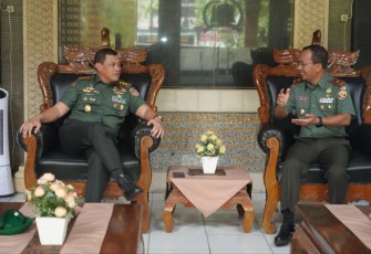 Danrem 163/WS Brigjen TNI Agus M Latif saat berdialog dengan Danpusterad Letjen TNI Teguh Muji Angkasa di lobby Makorem, Rabu (12/4)