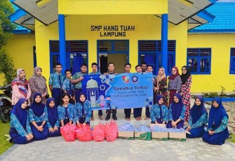 Takjil gratis siswa SMP Hang Tuah perwakilan Lampung 