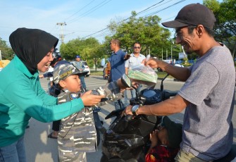 Siswa TK Hang Tuah perwakilan Dumai saat memberikan takjil