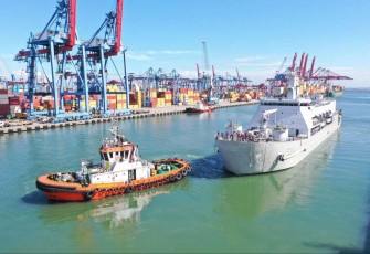 KRI Teluk Calang 524 saat ditarik dari dermaga 