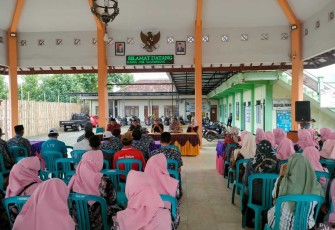 Pertemuan bersama warga binaan di Balai Desa 
