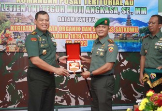Danpusterad Letjen TNI Teguh Muji Angkasa saat menerima cenderamata Dandim 1619/Tabanan