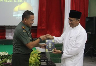 Dandim 0803/Madiun Letkol Inf Meina Helmi saat menyerahkan bantuan kitab suci Al Qur'an 