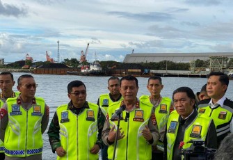Kapolda Banten Irjen Pol Prof Dr Rudy Heriyanto saat memberikan keterangan pers di pelabuhan Ciwandan 