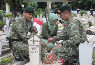 Danmenarmed 2 Kostrad Kolonel Arm Joko Setiyo Kurniawan saat ziarah dan tabur bunga