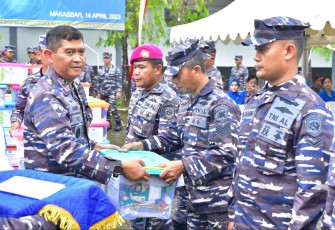 Danlantamal VI Makassar Brigjen TNI (Mar) Amir Kasman saat memberikan bingkisan lebaran 