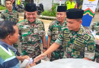 Dandim 0801/Pacitan Letkol Inf Roliyanto saat membagikan takjil