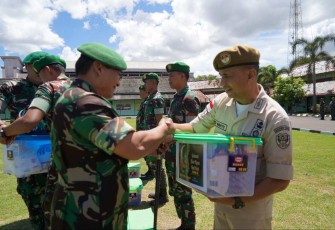 Danrem 064/MY Brigjen TNI Tatang Subarna saat memberikan bingkisan lebaran 