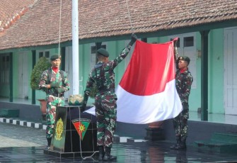 Upacara bendera prajurit Menarmed 2 Kostrad 