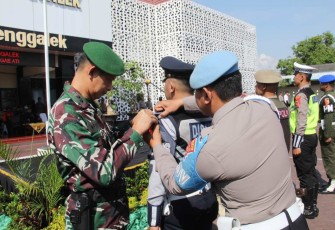 Dandim 0806/Trenggalek Letkol Kav Peddy Adi Prasetyo saat menyematkan pita operasi Ketupat Semeru 2023