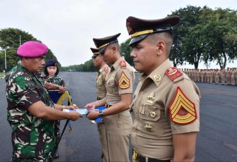 Gubernur AAL Mayjen TNI (Mar) Endi Supardi saat memberikan penghargaan 