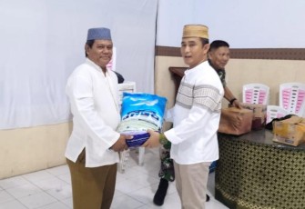 Dandim 1310/Bitung saat menyalurkan zakat