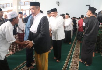 Dandim 0803/Madiun Letkol Inf Meina Helmi saat bermaaf-maafan usai sholat Ied, Sabtu (22/4)