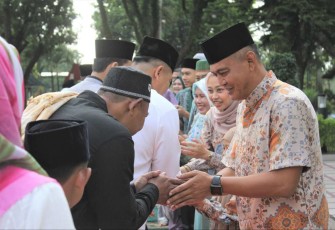 Danmenarmed 2 Kostrad Kolonel Arm Joko Setiyo Kurniawan saat bermaaf-maafan usai sholat Ied, Sabtu (22/4)