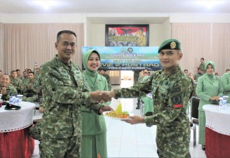 Danmenarmed 2 Kostrad Kolonel Arm Joko Setiyo Kurniawan saat memberikan nasi tumpeng 
