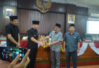 Ketua Dewan Perwakilan Rakyat Daerah (DPRD) Kabupaten Trenggalek, Samsul Anam, saat menyerahkan berkas hasil keputusan DPRD tentang catatan - catatan strategis DPRD atas laporan keterangan pertanggungjawaban (LKPJ) Bupati Trenggalek, akhir tahun anggaran 2022, kepada Bupati Trenggalek, Mochamad Nur Arifin, di gedung graha paripurna DPRD Kabupaten Trenggalek, Kamis (27/4/2023).