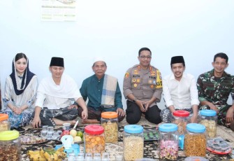 Tradisi Kupatan mengunjungi kediaman ulama