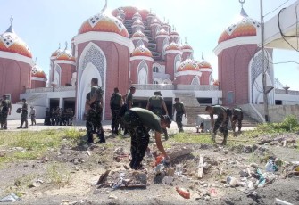 Bersihkan sampah di lokasi masjid 99 Kubah Makassar 