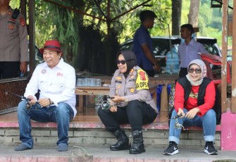 Kapolres Subang AKBP Sumarni saat mancing bareng bersama buruh, Senin (1/5)