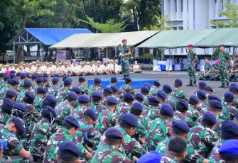 Danlantamal VI Makassar Brigjen TNI (Mar) Amir Kasman saat memberikan pengarahan 