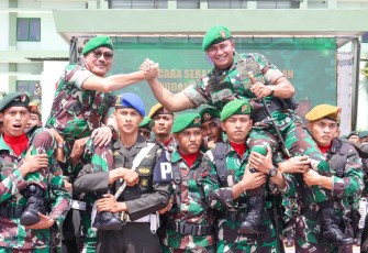 Mayjen TNI Sulaiman Agusto salam komando penyerahan pasukan ke Pangdam XII/Tpr Mayjen TNI Iwan Setiawan, Makodam, Selasa (2/5) 