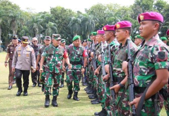 Pangdam I/BB Mayjen TNI Achmad Daniel Chardin saat pengecekan pasukan