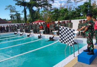 Danpasmar III Brigjen TNI (Mar) Sugianto saat membuka renang militer