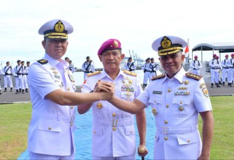 Danlantamal VI Makassar Brigjen TNI (Mar) Amir Kasman foto bersama Wadan Lantamal VI usai sertijab, Jum'at (5/5)