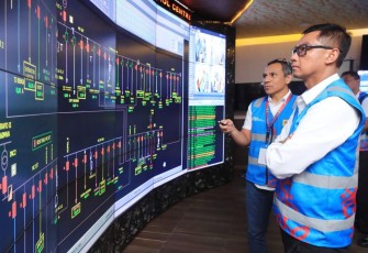 Dirut PLN Darmawan Prasodjo saat meninjau ruang kontrol supply