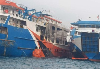 KMP Royce 1 terbakar di selat Sunda, Sabtu (6/5)