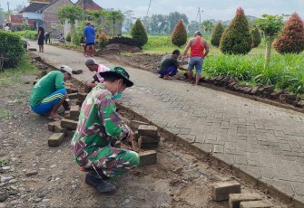 Gotong-royong paving jalan desa wilayah binaan 