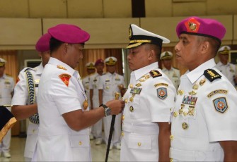 Dankodiklatal Letjen TNI (Mar) Suhartono saat lantik komandan pusat latihan