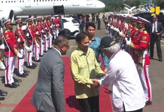 Menteri Basuki (baju putih) saat mengantar kepulangan Sultan Brunei Darussalam di bandara Komodo, NTT, Kamis (11/5)