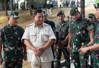 Kasad Jenderal TNI Dudung Abdurachman saat mendampingi kunjungan Menhan Prabowo Subianto di Yonif PR 330/Tri Darma, Bandung, Kamis (11/5)