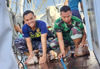 Perawatan menggosokkan geladak kapal KRI Bima Suci 